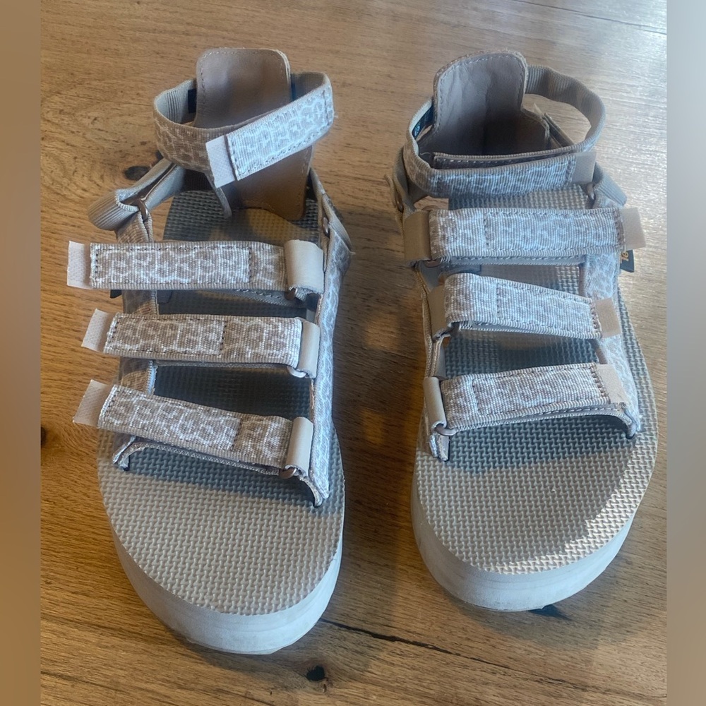 Teva Light Brown Strappy Sandals women’s 9 Preloved
